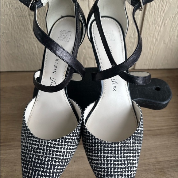 Anne Klein Iflex Heels with a Black and white tweed pattern and criss-cross stra - Picture 8 of 11